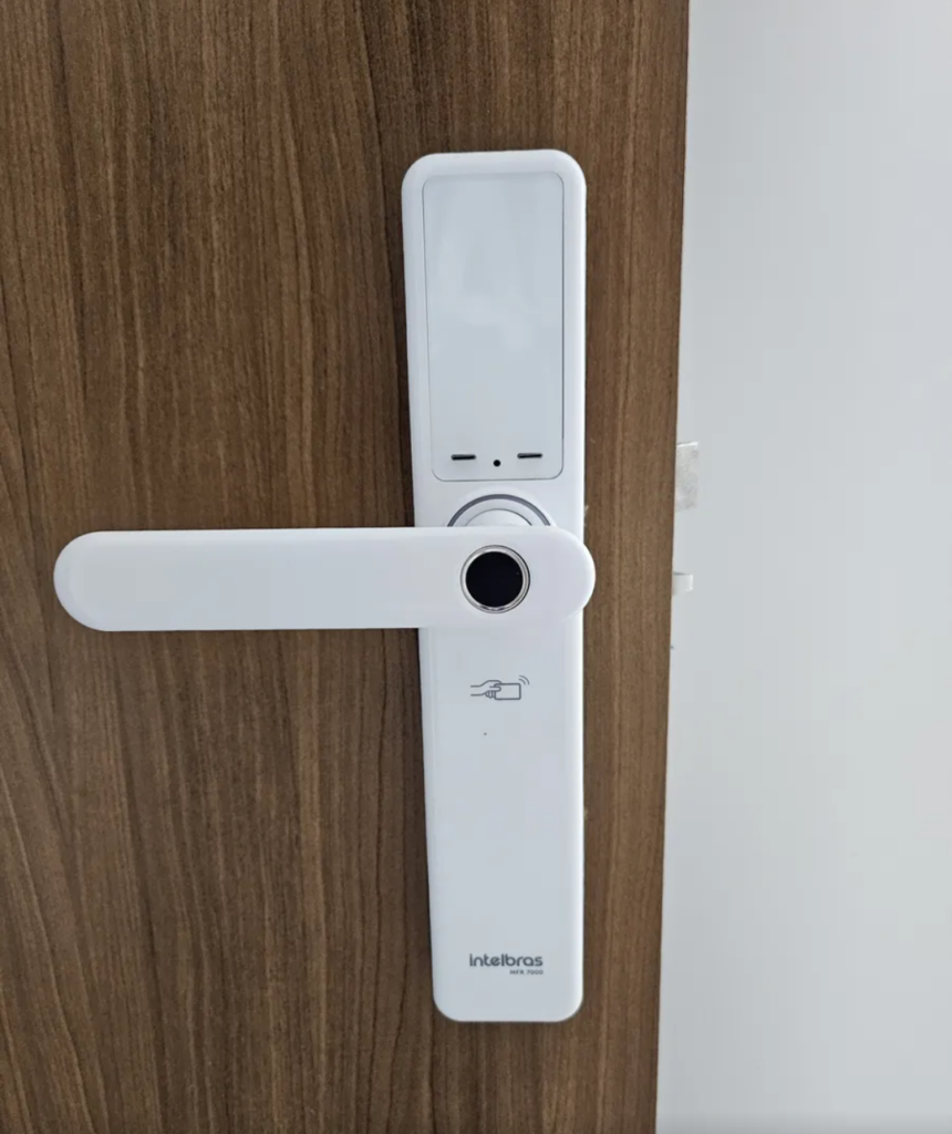 Fechadura digital Intelbras IFR 7000 integração total com Alexa e Google Home