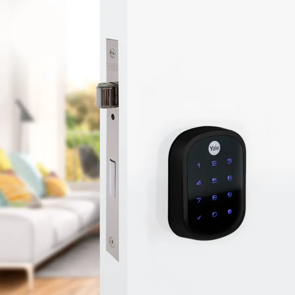 Fechadura Yale YRD 256 instalada em porta de madeira.