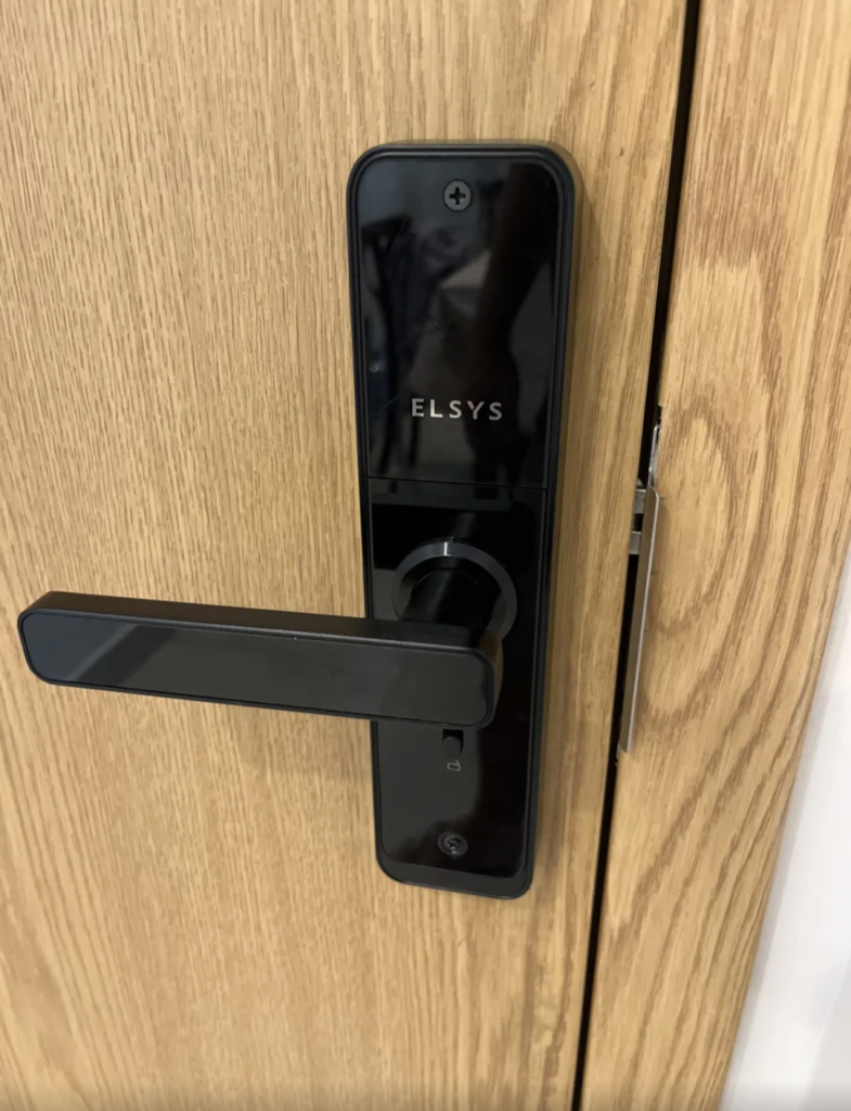 Fechadura digital Elsys ESF-DE4000B oferece múltiplas formas de acesso