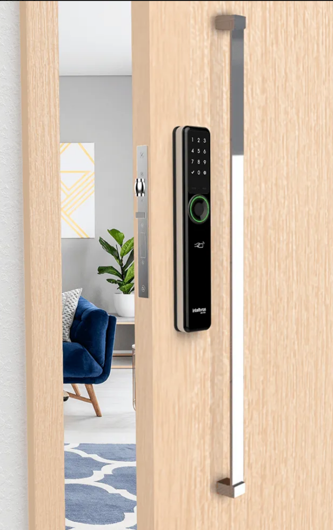 Fechadura digital Intelbras IFR 7001 além da biometria e app, ela inclui Tag