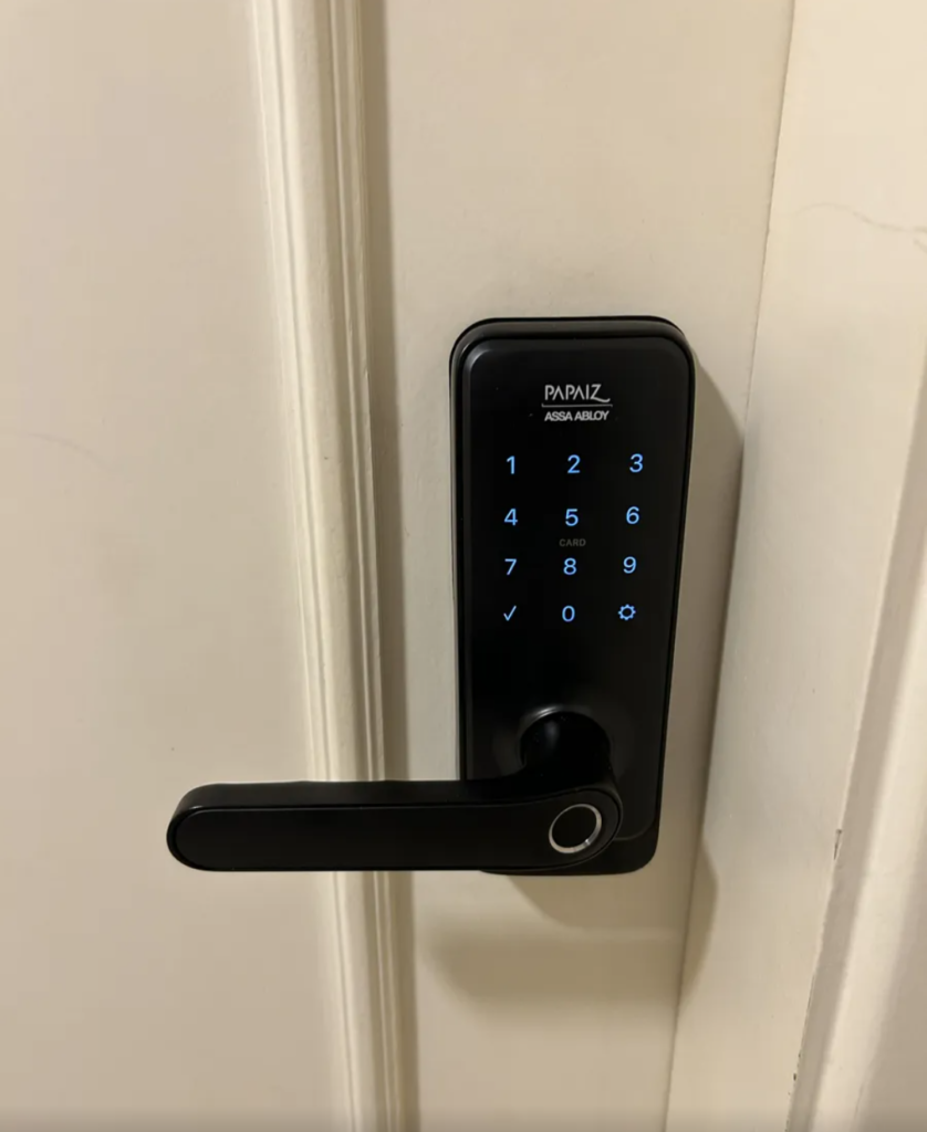 Fechadura digital Papaiz SL205 possui chave mecânica oculta.